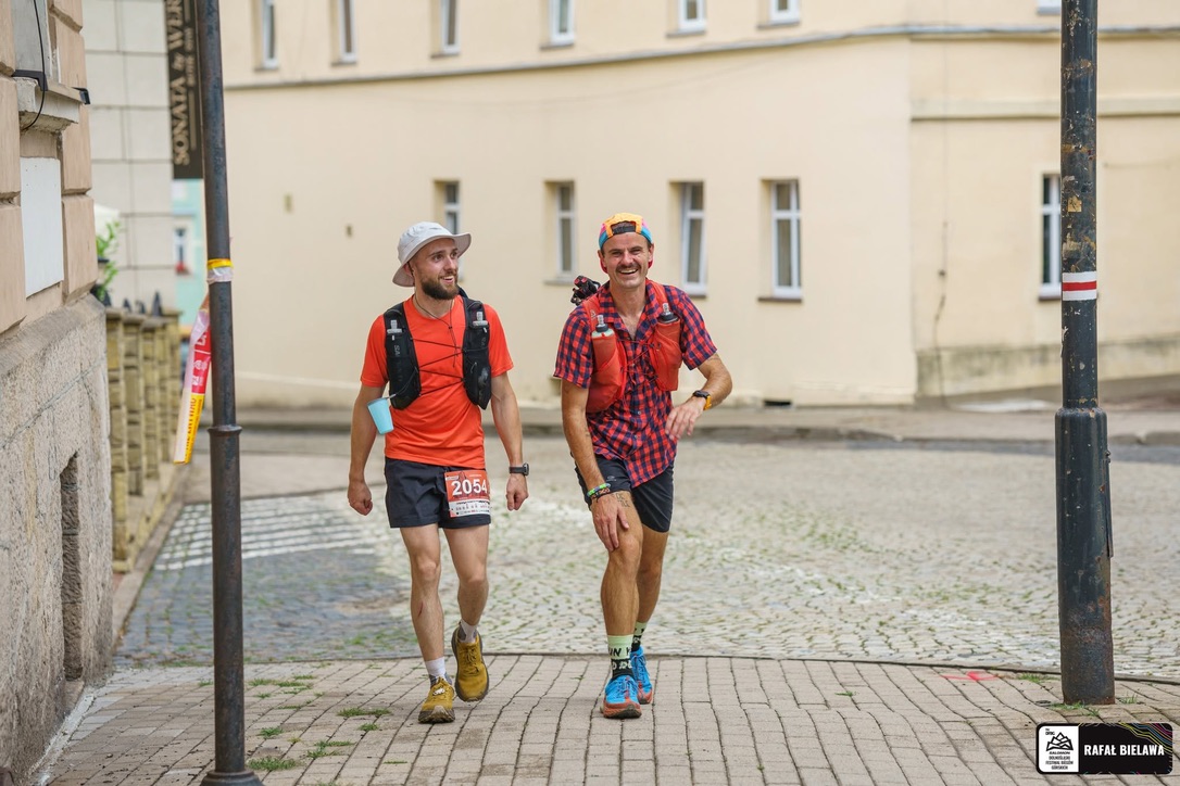 Twee doodnormale gasten tijdens hun doornormale wandeling.